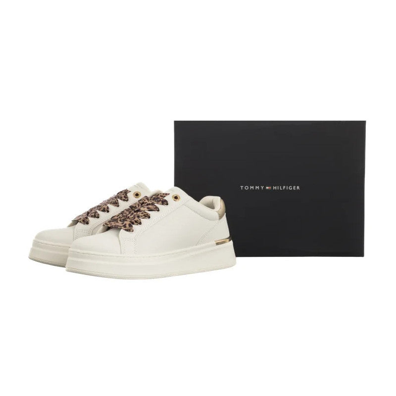 https://www.getstyle.eu/11863722-large_default/tommy-hilfiger-low-cut-lace-up-sneaker-off-whiteplatinum-t3a9-34255-1355x024-th1453-a-sports-shoes.jpg