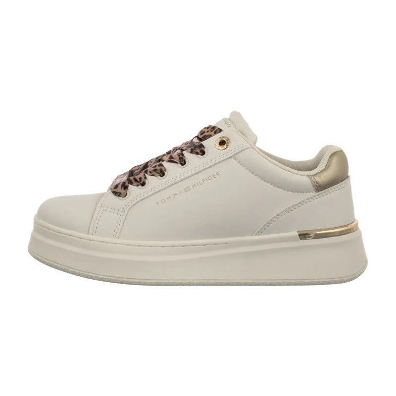 https://www.getstyle.eu/11863718-large_default/tommy-hilfiger-low-cut-lace-up-sneaker-off-whiteplatinum-t3a9-34255-1355x024-th1453-a-sports-shoes.jpg